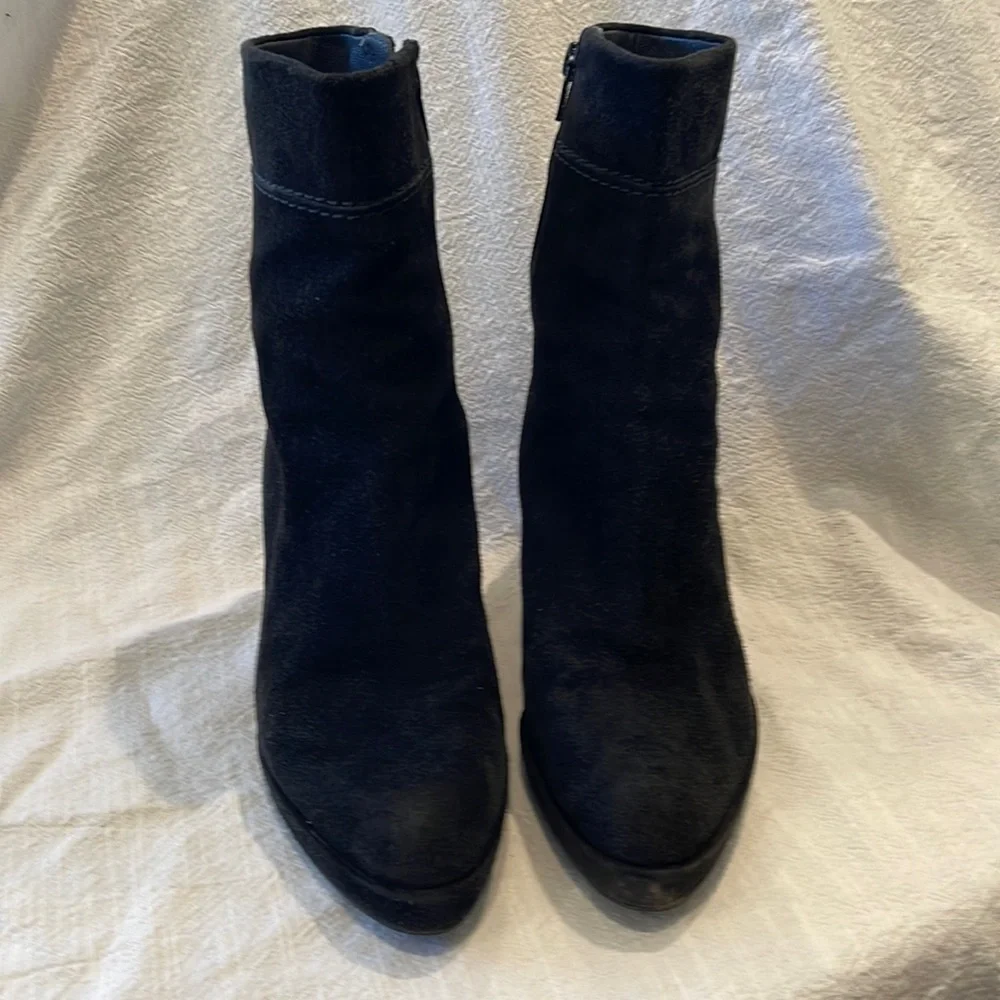 Elegant Black Suede Ankle Boots - Picture 1 of 7